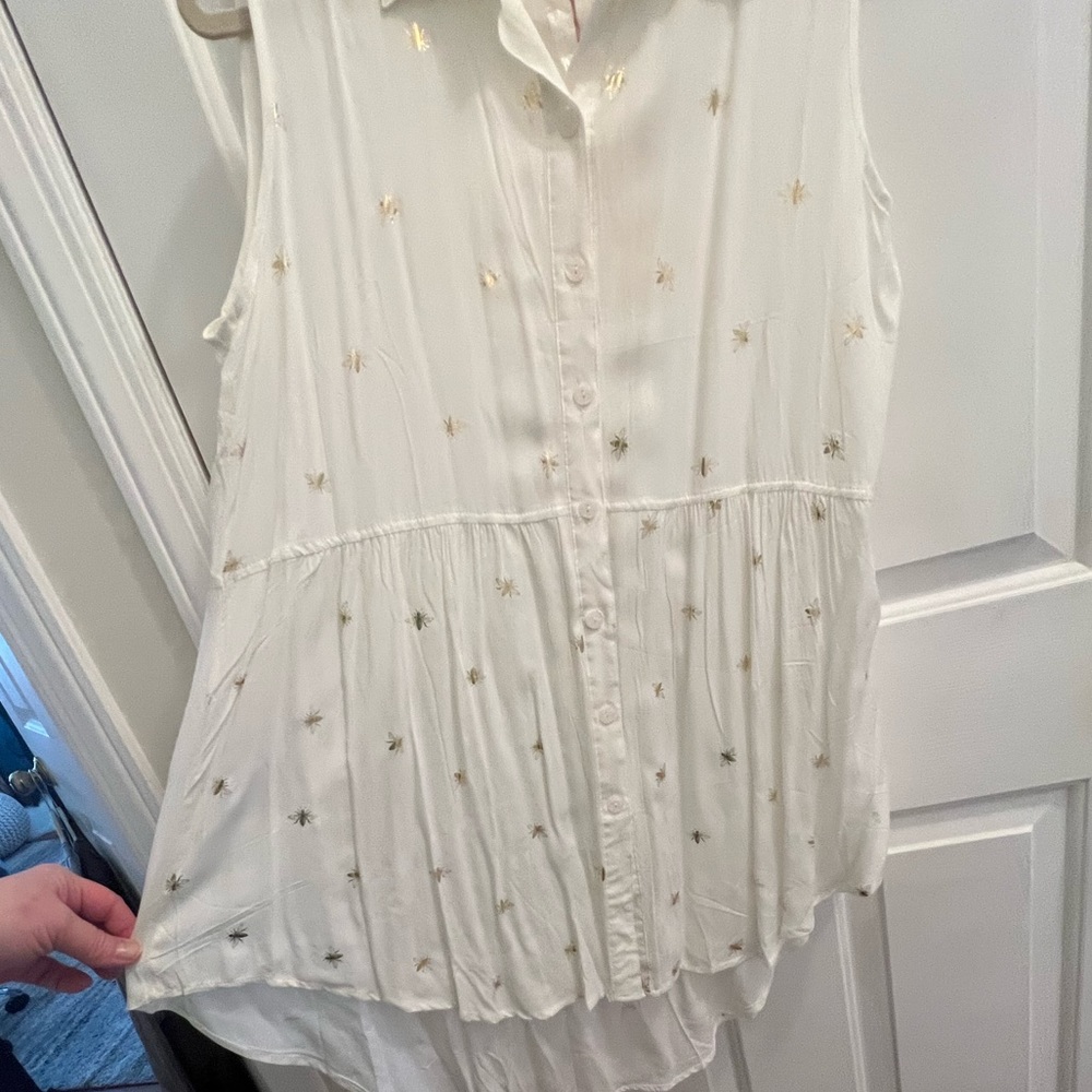 NWT - sleeveless button down shirt, sz L White with gold bee embroidery